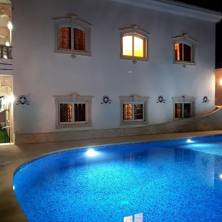 Villa Holiday 7 Villas & *
