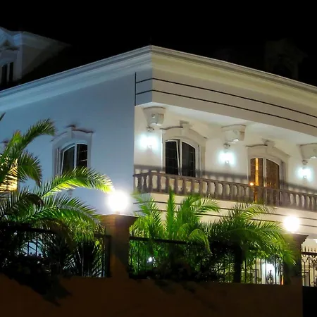 Holiday 7 Villas & *